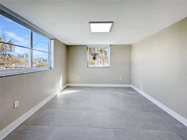 Building Photo - 1145 Normandy Dr