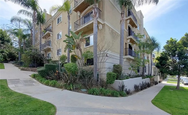 Building Photo - 3401 S Bentley Ave