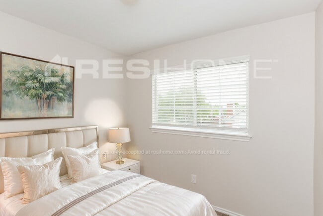 Building Photo - 907 Fairbanks Cir