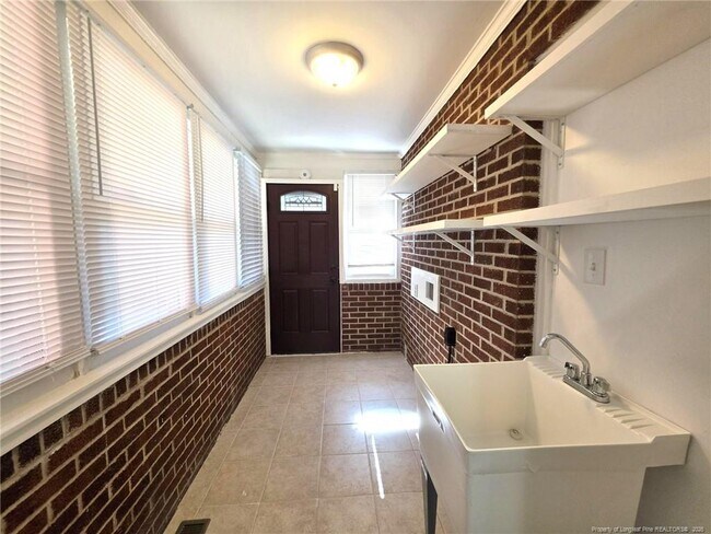 Building Photo - 216 Country Club Dr