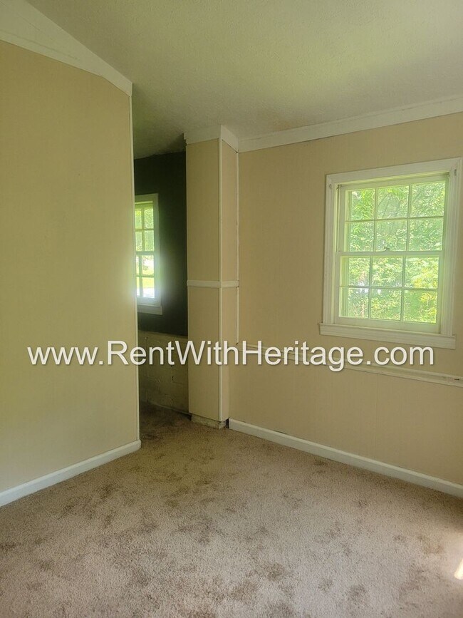 Building Photo - GREAT HOME / 3 BEDROOMS AND BONUS ROOM / GREAT LOCATION /  PRIVATE FENCED YARD