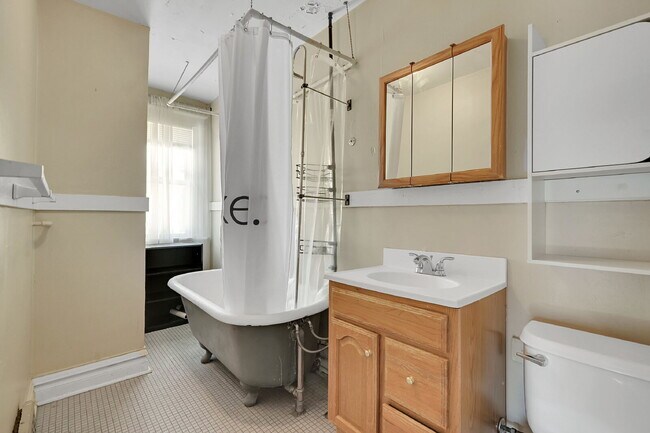 Building Photo - $2,395 - 2 Bed, 2 Bath Townhome in Great D...