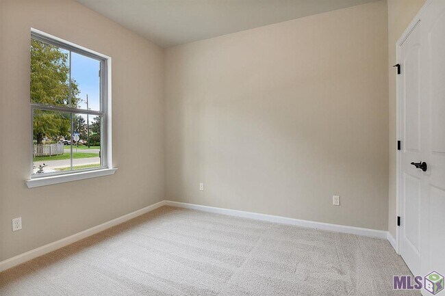 Building Photo - 2948 S Roth Ave