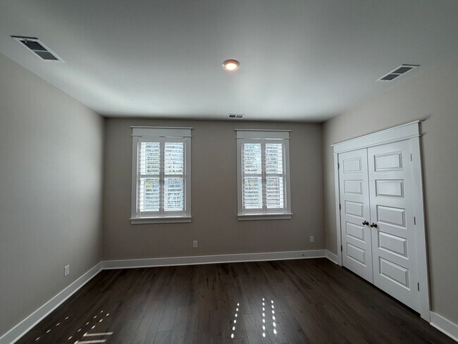 Building Photo - Midtown Townhouse