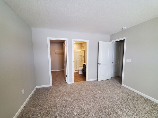 Building Photo - 2 Bedroom with 2 Bath Condo