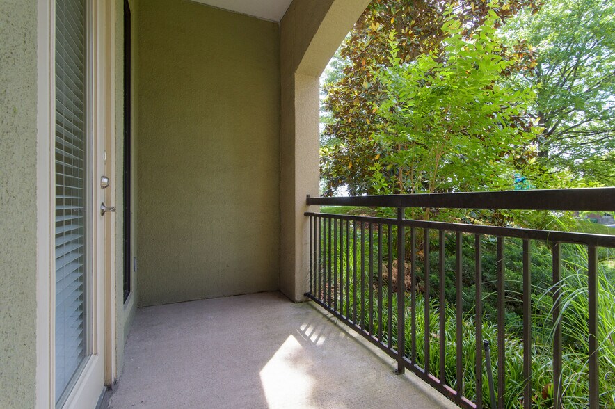 Building Photo - 2600 Hillsboro Pike