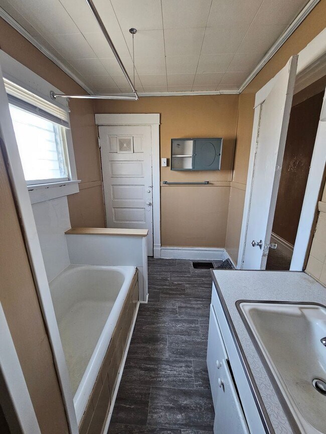 Building Photo - 706 Spring St