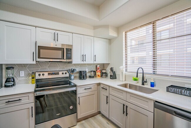 Building Photo - 6610 N 93rd Ave