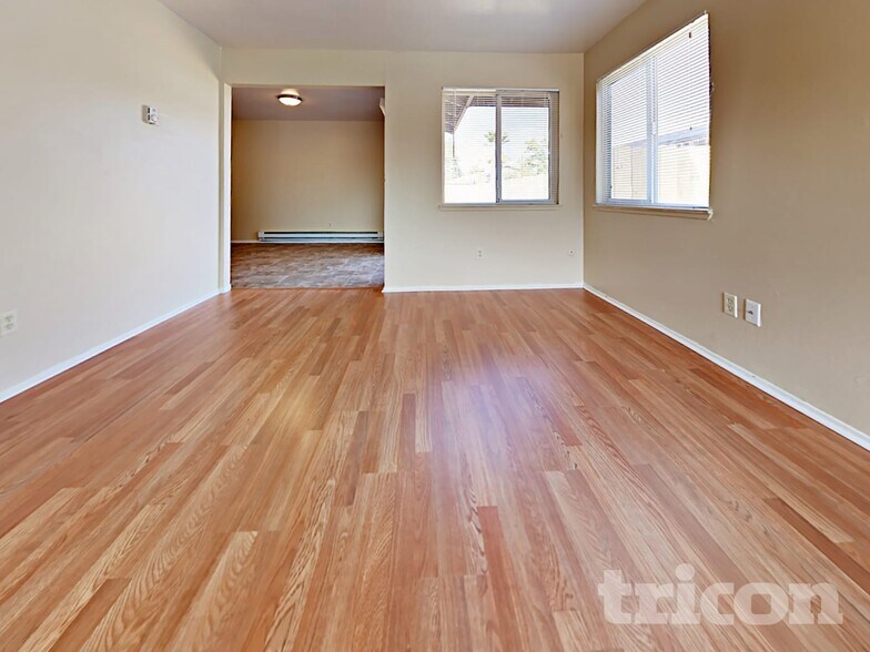 Building Photo - 10061 Lincoln Village Dr