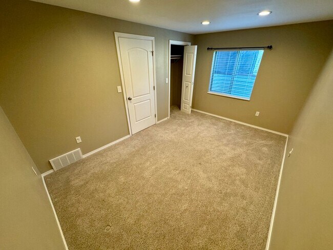 Building Photo - 8291 Water Oak Dr
