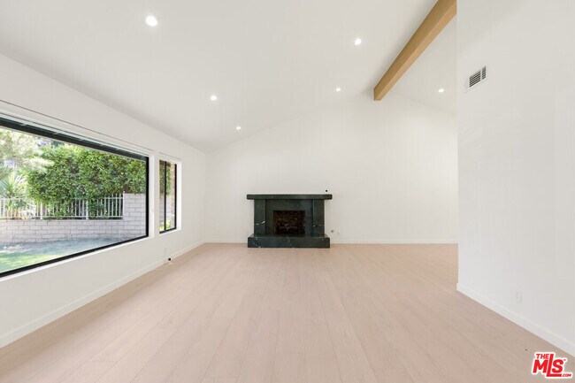 Building Photo - 4933 Collett Ave