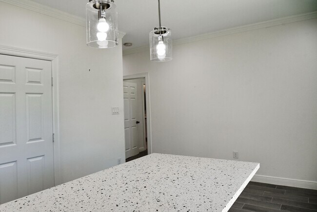 Building Photo - 5046 Van Fleet St