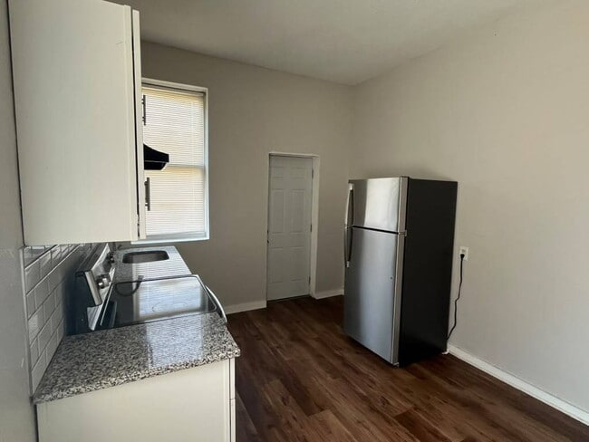 Building Photo - "Charming 4-Bed Duplex in St. Louis City 2nd Floor with Granite Countertops & Gleaming Hardwood F...