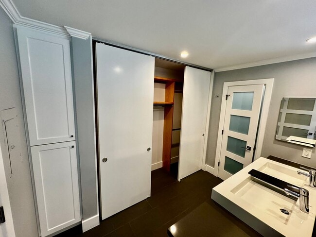 Building Photo - REMODELED 1 BEDROOM CONDO - Naples Island ...