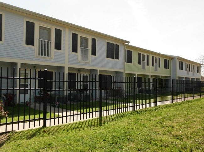 Primary Photo - Oak Springs Villas Apartment