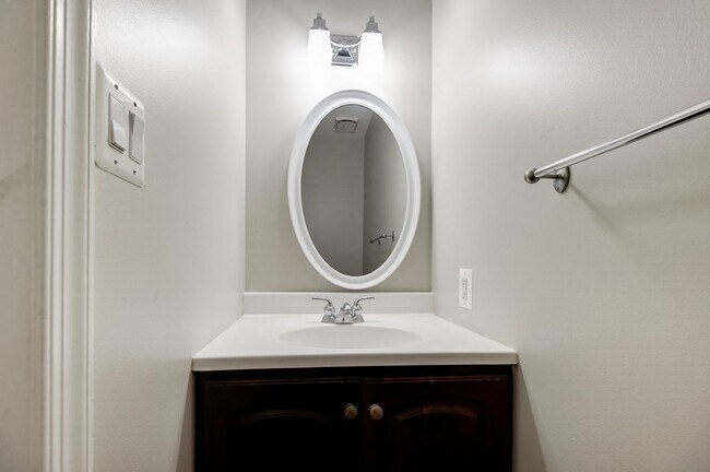 Building Photo - 3 Bedroom 2.5 Bath SFH in Fairfax for Rent!