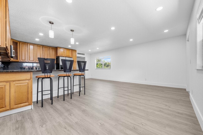 Building Photo - 154 Seville H