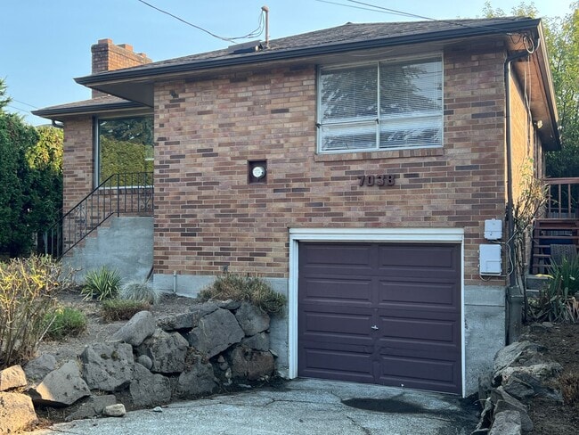 Building Photo - Classic 4 Bed Brick Home in Ravenna