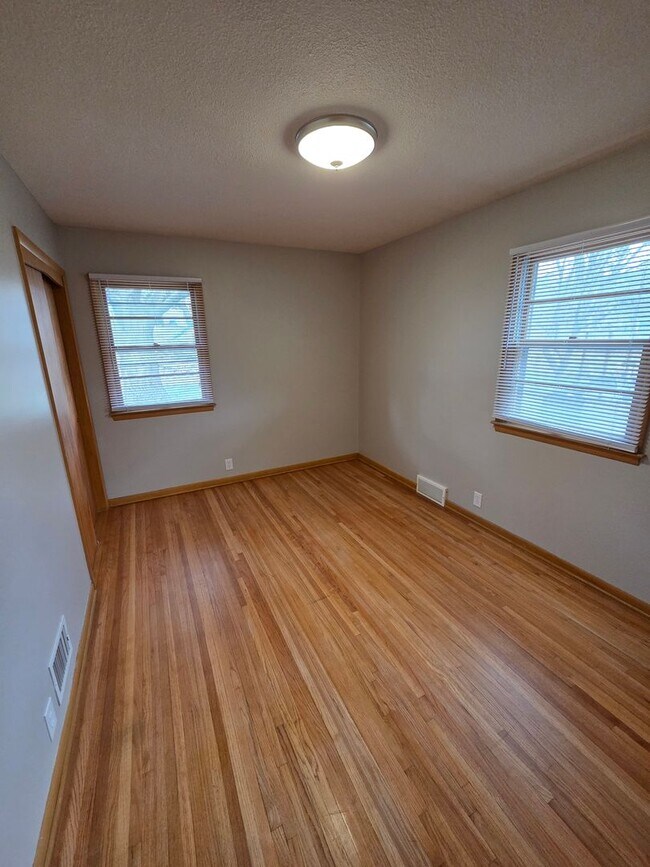 Building Photo - 3 bed 1.5 bath, 1 car garage, with fenced in backyard, newly remodeled!