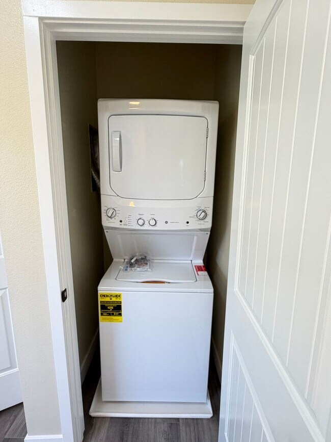 Building Photo - 1413 Shoshone St