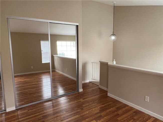 Building Photo - 23401 La Crescenta