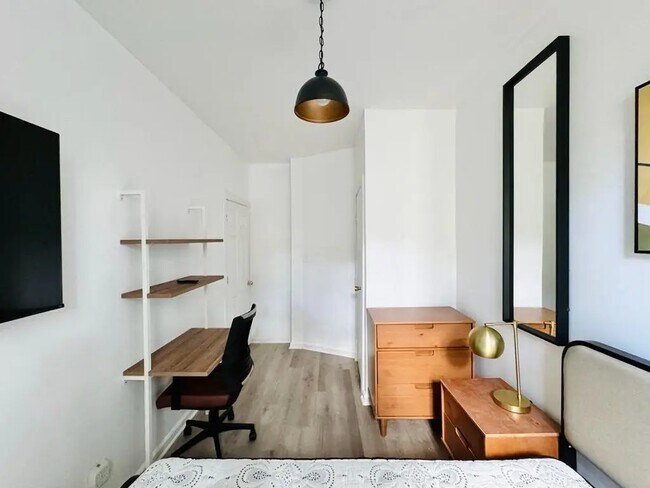 Building Photo - Furnished room/NOT APARTMENT