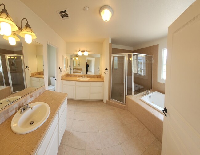 Building Photo - Contemporary Beautiful Spacious 4 bed 3 bath home