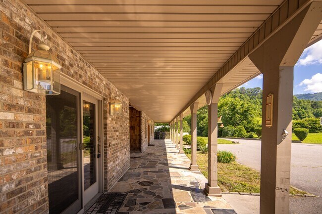 Building Photo - tripl411