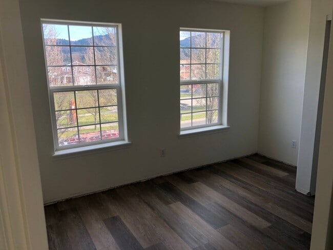 Building Photo - 3 Bedroom House in the Heights On Hood River