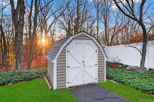 Building Photo - 350 Spring St