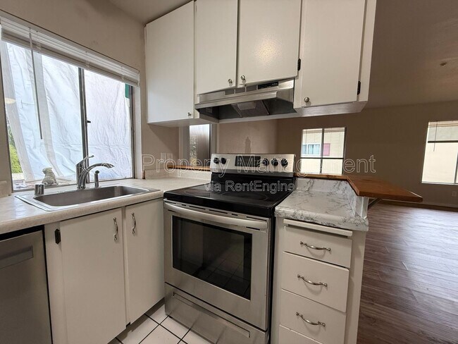 Building Photo - 300 Stony Point Rd