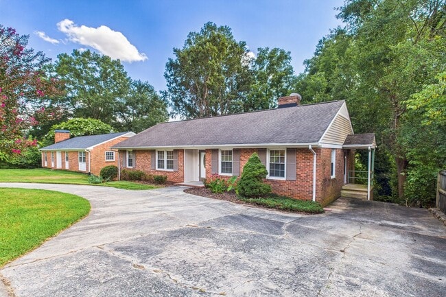 Building Photo - Large Home in Guilford Hills, Hardwood Flo...