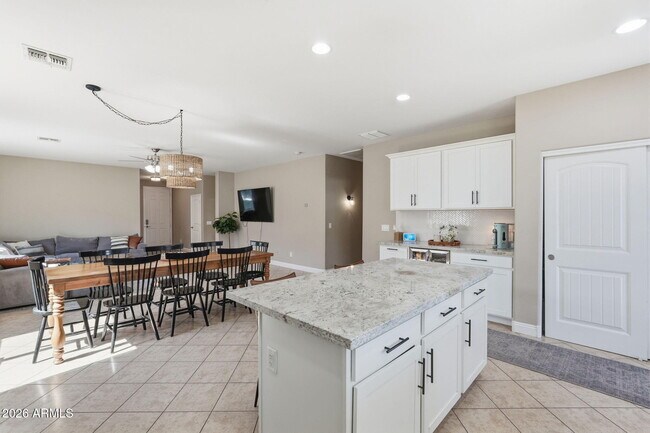 Building Photo - 1630 W Paisley Dr