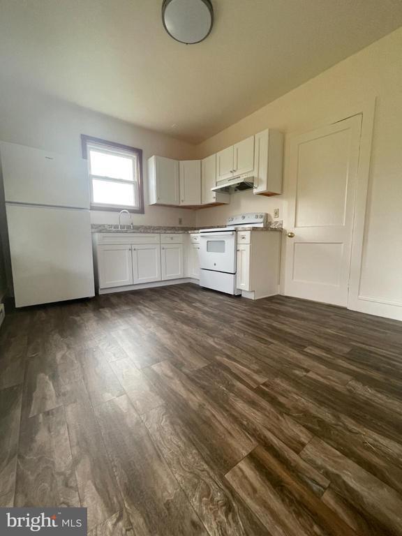 Building Photo - 452 W 1st St