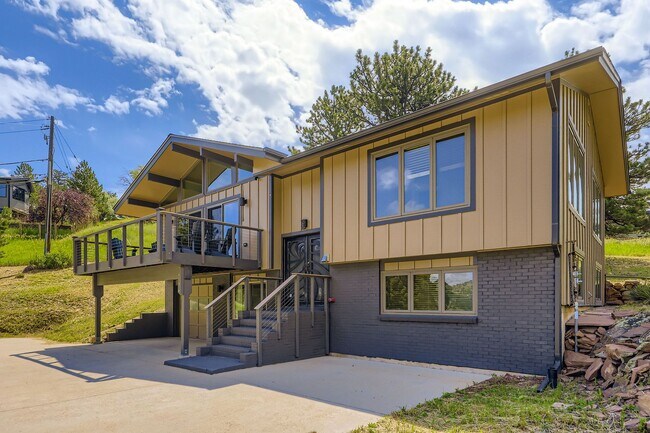 Building Photo - Stunning 4 BDR/2BA Mountain Retreat