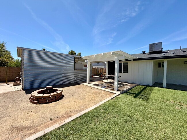 Building Photo - 3761 E Dulciana Ave