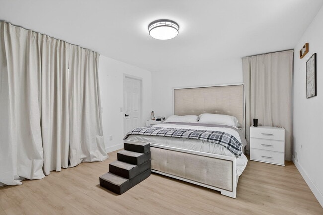 Building Photo - 481 SW Aster Rd