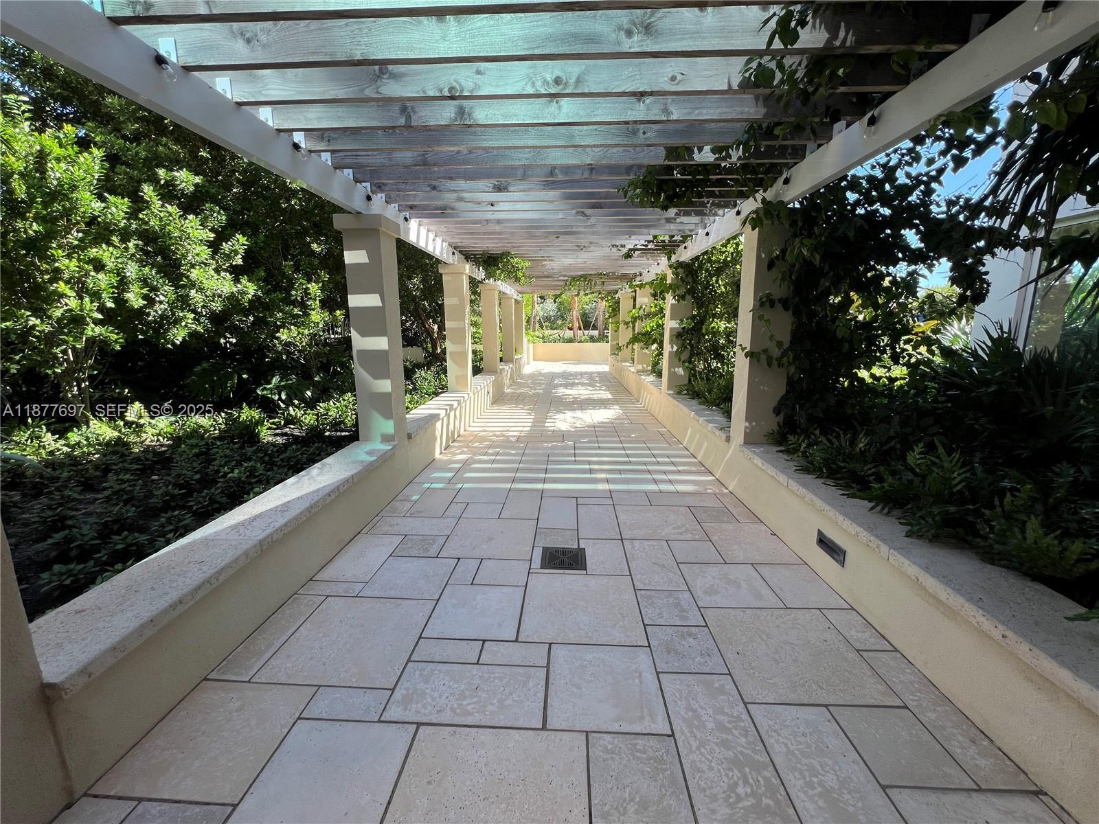 Building Photo - 300 S Pointe Dr