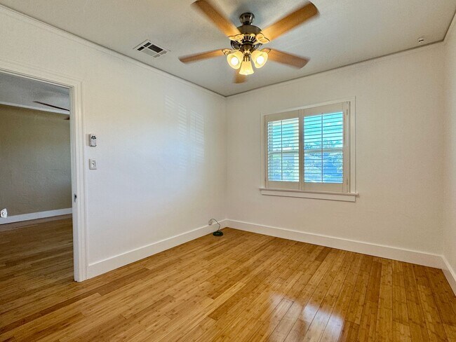 Building Photo - Charming Upgraded 2 Bedroom Cottage w/Cent...
