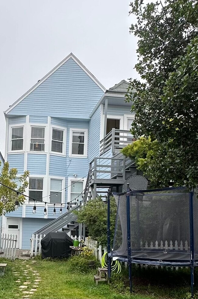 Building Photo - 649 5th Ave