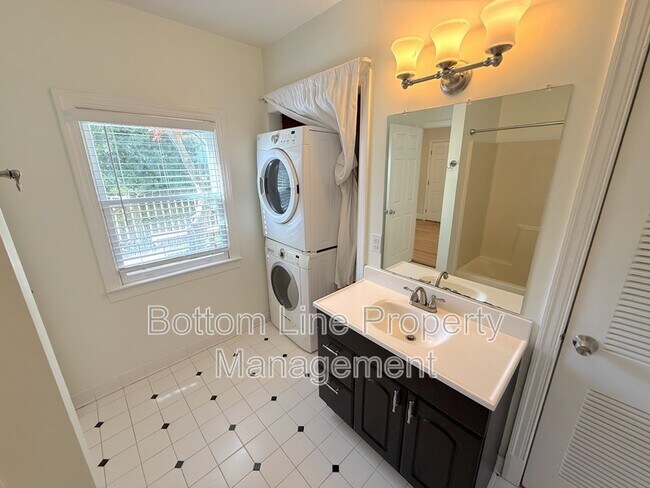 Building Photo - 2417 Bay St