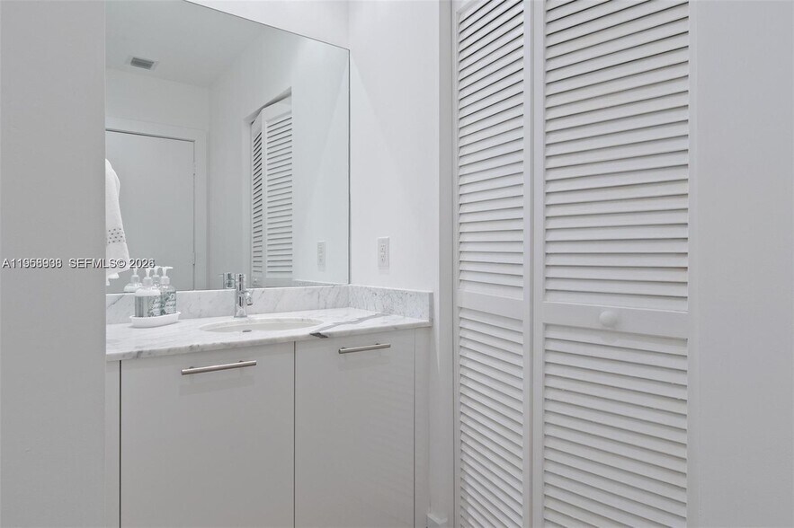 Building Photo - 950 Brickell Bay Dr