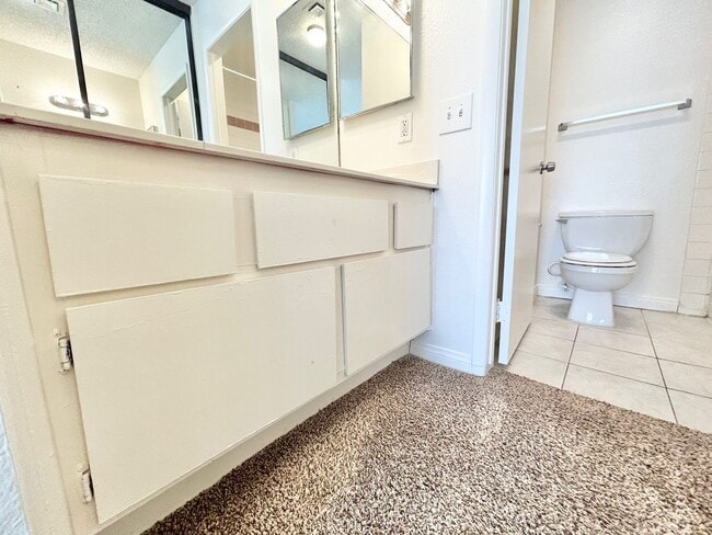 Building Photo - ADORABLE UPSTAIRS CONDO! 2 BEDROOM / 2 FUL...