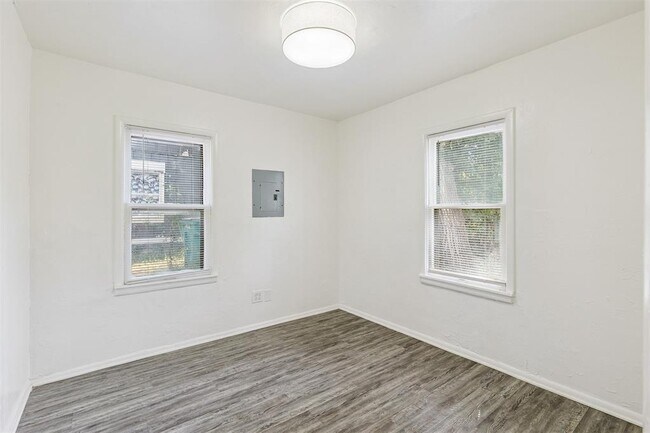 Building Photo - 1006 SE 51st St