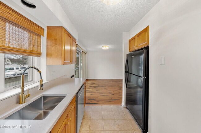 Building Photo - 2230 Bridge Ave