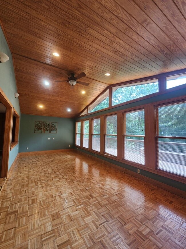 Building Photo - Mountain Escape!