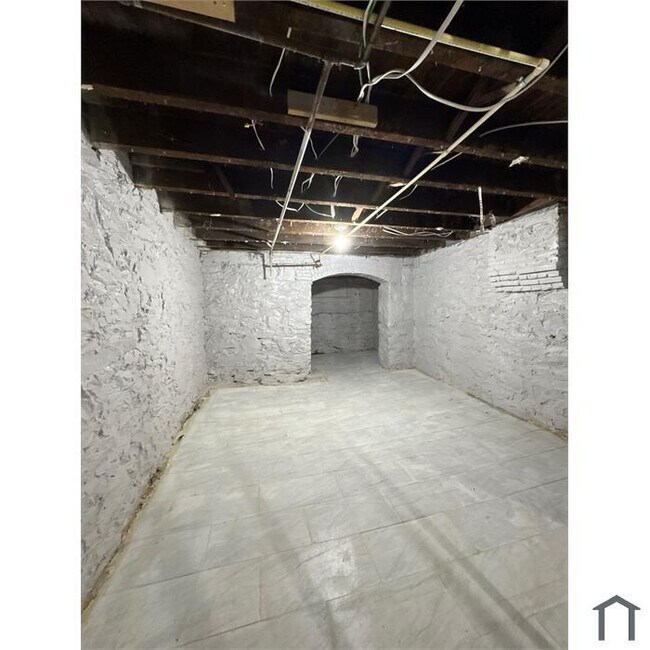 Building Photo - 3 Bedroom Home