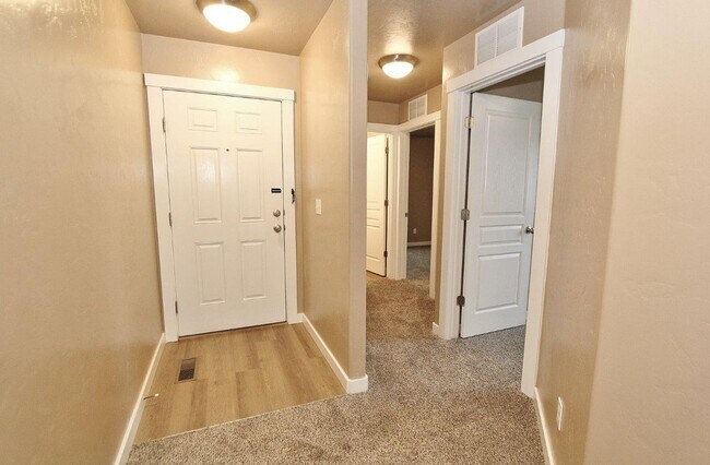 Building Photo - Spacious Single-Level Home on Cul-De-Sac