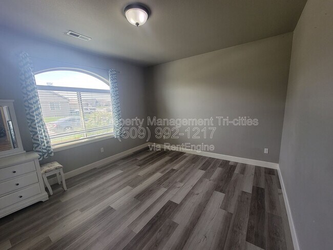 Building Photo - 4801 Pinehurst Dr