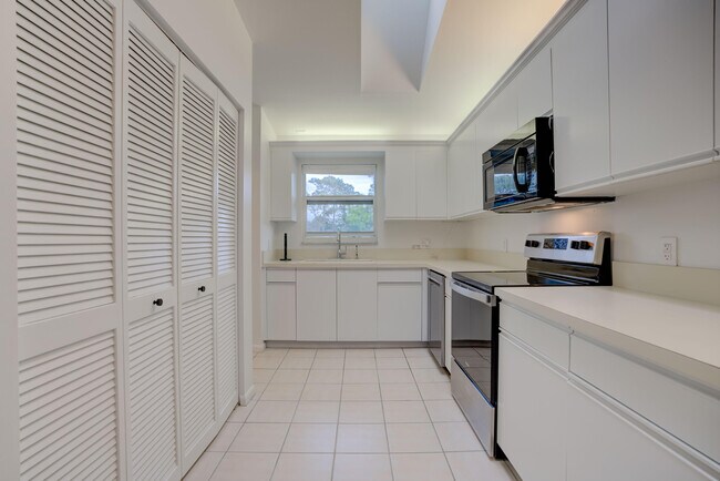 Building Photo - 8291 SE Croft Cir
